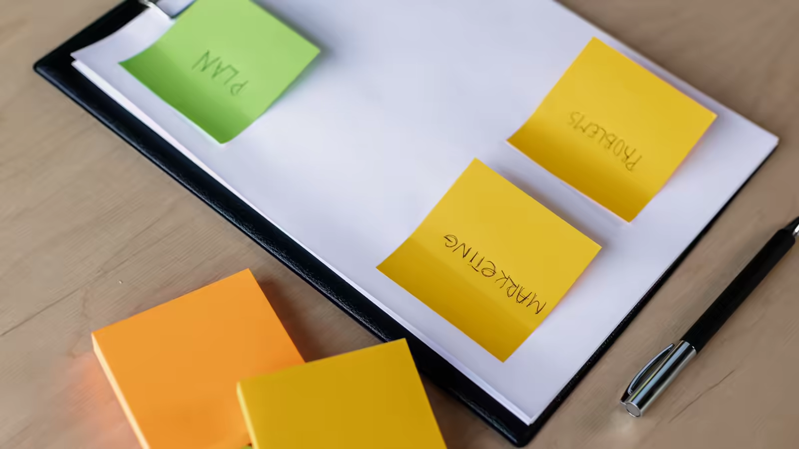 Clipboard dengan catatan berwarna untuk checklist brief kaos custom