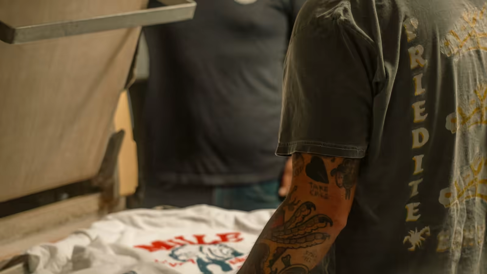 Proses cetak manual untuk membandingkan jenis sablon kaos custom Jogja